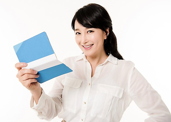 포토 JPG 스튜디오촬영 여자 실내 한명 서기 미소 들기 상반신 성인 앞모습 30대 한국인 주부 통장 성인여자한명만 국내포토 1 뷰포인트 모션 표정 사람 동양인 내부 장년 금융 여자한명만 성인여자만 파일형식