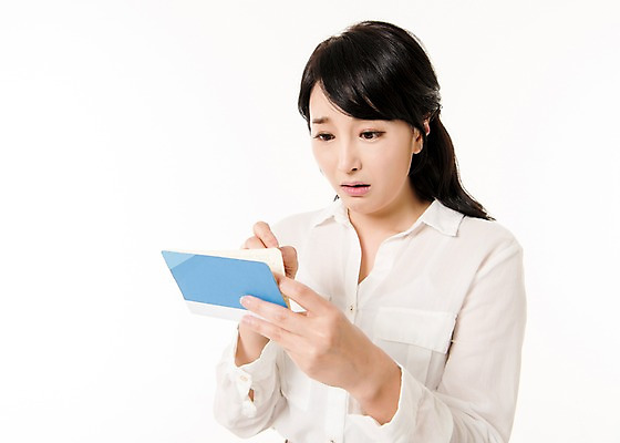 포토 JPG 스튜디오촬영 응시 여자 실내 한명 서기 들기 상반신 성인 앞모습 30대 한국인 주부 통장 곤란 성인여자한명만 국내포토 1 시선 뷰포인트 모션 사람 동양인 내부 장년 금융 여자한명만 성인여자만 파일형식