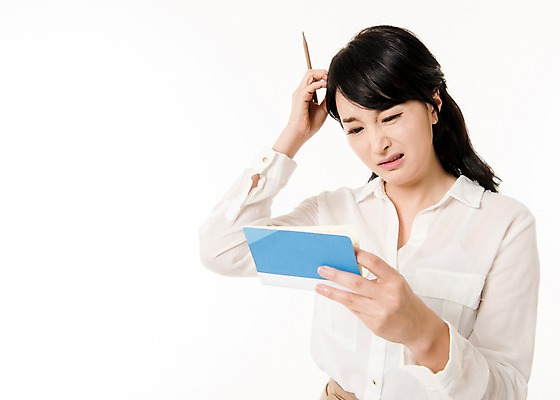 포토 JPG 스튜디오촬영 여자 실내 한명 서기 들기 상반신 성인 앞모습 30대 연필 한국인 찡그림 주부 통장 곤란 성인여자한명만 국내포토 1 뷰포인트 모션 학용품 표정 사람 동양인 내부 장년 금융 필기구 여자한명만 성인여자만 파일형식