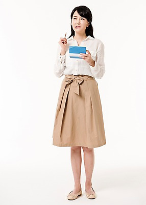 포토 JPG 스튜디오촬영 전신 여자 실내 한명 서기 들기 성인 앞모습 30대 연필 한국인 찡그림 주부 통장 곤란 성인여자한명만 국내포토 1 뷰포인트 모션 학용품 표정 사람 동양인 내부 장년 금융 필기구 여자한명만 성인여자만 파일형식