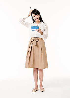 포토 JPG 스튜디오촬영 전신 여자 실내 한명 서기 들기 성인 앞모습 30대 연필 한국인 찡그림 주부 통장 곤란 성인여자한명만 국내포토 1 뷰포인트 모션 학용품 표정 사람 동양인 내부 장년 금융 필기구 여자한명만 성인여자만 파일형식