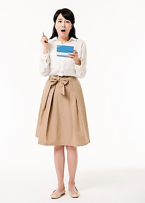 포토 JPG 스튜디오촬영 전신 여자 실내 한명 서기 들기 성인 앞모습 30대 연필 놀람 한국인 주부 통장 성인여자한명만 국내포토 1 감정 뷰포인트 모션 학용품 표정 사람 동양인 내부 장년 금융 필기구 여자한명만 성인여자만 파일형식