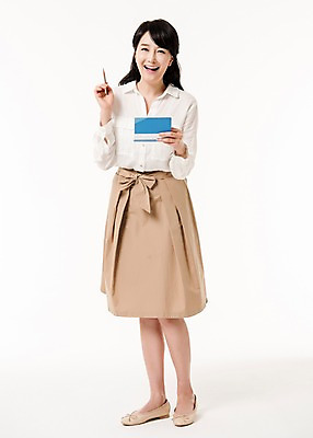 포토 JPG 스튜디오촬영 전신 여자 실내 한명 서기 미소 들기 성인 앞모습 30대 연필 한국인 주부 통장 성인여자한명만 국내포토 1 뷰포인트 모션 학용품 표정 사람 동양인 내부 장년 금융 필기구 여자한명만 성인여자만 파일형식