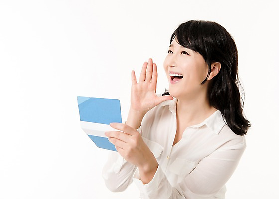 포토 JPG 스튜디오촬영 응시 여자 실내 한명 서기 미소 들기 상반신 성인 앞모습 30대 외침 한국인 주부 통장 성인여자한명만 국내포토 1 시선 뷰포인트 모션 표정 사람 동양인 내부 장년 금융 소리 여자한명만 성인여자만 파일형식