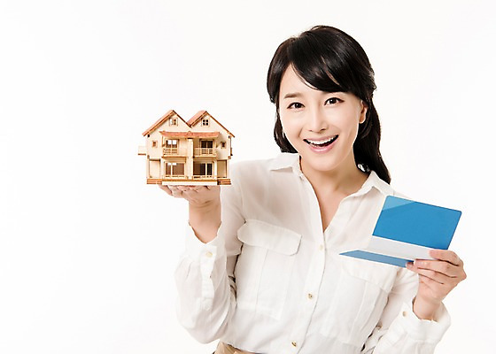 포토 JPG 스튜디오촬영 여자 부동산 주택 실내 한명 서기 미소 들기 상반신 성인 앞모습 30대 금융 모형 한국인 주부 통장 성인여자한명만 집모양 국내포토 모양 1 뷰포인트 모션 표정 사람 동양인 내부 건물 장년 경제 재산 여자한명만 성인여자만 파일형식