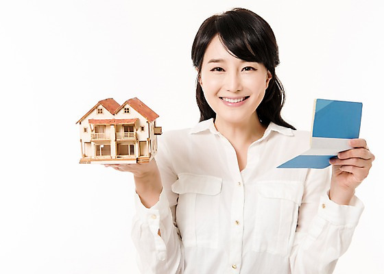 포토 JPG 스튜디오촬영 여자 부동산 주택 실내 한명 서기 미소 들기 상반신 성인 앞모습 30대 금융 모형 한국인 주부 통장 성인여자한명만 집모양 국내포토 모양 1 뷰포인트 모션 표정 사람 동양인 내부 건물 장년 경제 재산 여자한명만 성인여자만 파일형식