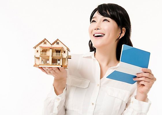 포토 JPG 스튜디오촬영 응시 여자 부동산 주택 실내 한명 서기 미소 들기 상반신 성인 앞모습 30대 금융 모형 한국인 주부 통장 성인여자한명만 집모양 국내포토 모양 1 시선 뷰포인트 모션 표정 사람 동양인 내부 건물 장년 경제 재산 여자한명만 성인여자만 파일형식