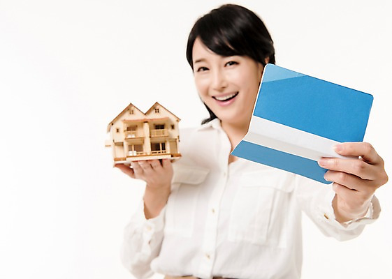 포토 JPG 스튜디오촬영 여자 부동산 주택 실내 한명 서기 미소 들기 상반신 성인 앞모습 아웃포커스 30대 금융 모형 한국인 주부 통장 성인여자한명만 집모양 국내포토 모양 1 뷰포인트 모션 촬영기법 표정 사람 동양인 내부 건물 장년 경제 재산 여자한명만 성인여자만 파일형식