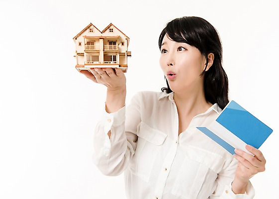 포토 JPG 스튜디오촬영 응시 여자 부동산 주택 실내 한명 서기 미소 들기 상반신 성인 앞모습 30대 금융 모형 한국인 주부 통장 성인여자한명만 집모양 국내포토 모양 1 시선 뷰포인트 모션 표정 사람 동양인 내부 건물 장년 경제 재산 여자한명만 성인여자만 파일형식