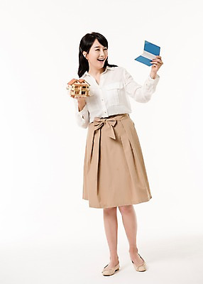 포토 JPG 스튜디오촬영 전신 응시 여자 부동산 주택 실내 한명 서기 미소 들기 성인 앞모습 30대 금융 모형 한국인 주부 통장 성인여자한명만 집모양 국내포토 모양 1 시선 뷰포인트 모션 표정 사람 동양인 내부 건물 장년 경제 재산 여자한명만 성인여자만 파일형식