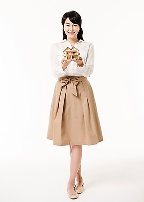 포토 JPG 스튜디오촬영 전신 여자 부동산 주택 실내 한명 서기 미소 들기 성인 앞모습 30대 금융 모형 한국인 주부 성인여자한명만 집모양 국내포토 모양 1 뷰포인트 모션 표정 사람 동양인 내부 건물 장년 경제 재산 여자한명만 성인여자만 파일형식