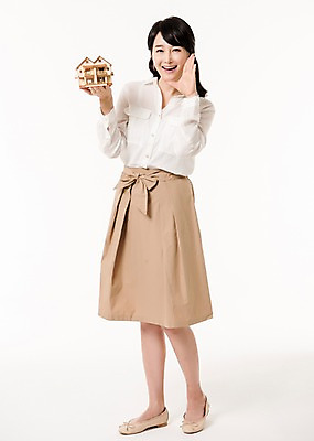 포토 JPG 스튜디오촬영 전신 여자 부동산 주택 실내 한명 서기 미소 들기 성인 앞모습 30대 금융 모형 외침 한국인 주부 성인여자한명만 집모양 국내포토 모양 1 뷰포인트 모션 표정 사람 동양인 내부 건물 장년 경제 소리 재산 여자한명만 성인여자만 파일형식