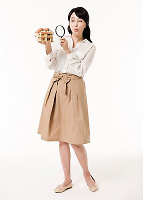 포토 JPG 스튜디오촬영 전신 응시 여자 돋보기 부동산 주택 실내 한명 서기 들기 성인 앞모습 30대 금융 모형 한국인 주부 성인여자한명만 국내포토 1 시선 뷰포인트 모션 사람 동양인 내부 건물 장년 경제 재산 여자한명만 성인여자만 파일형식