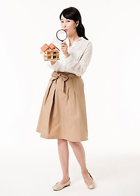 포토 JPG 스튜디오촬영 전신 여자 돋보기 부동산 주택 실내 한명 서기 들기 성인 앞모습 30대 금융 모형 한국인 주부 성인여자한명만 국내포토 1 뷰포인트 모션 사람 동양인 내부 건물 장년 경제 재산 여자한명만 성인여자만 파일형식