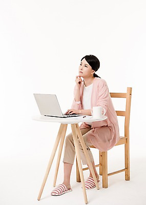 포토 JPG 스튜디오촬영 전신 응시 여자 의자 탁자 실내 한명 앉기 성인 앞모습 30대 노트북 턱괴기 한국인 머그컵 주부 성인여자한명만 국내포토 1 시선 뷰포인트 가구 모션 사람 동양인 내부 컵 장년 전자제품 여자한명만 성인여자만 파일형식 식기 생활용품 인종 여자만 성인만 오브젝트
