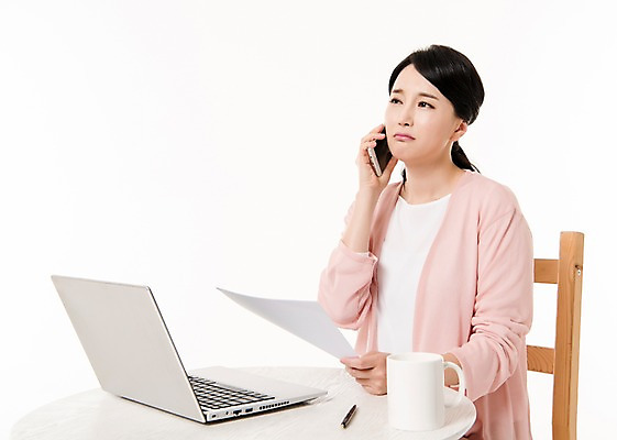 포토 JPG 스튜디오촬영 응시 여자 종이 의자 탁자 실내 한명 들기 앉기 상반신 성인 앞모습 30대 노트북 스마트폰 펜 한국인 머그컵 주부 통화 성인여자한명만 국내포토 1 시선 뷰포인트 가구 모션 사람 동양인 내부 컵 장년 전자제품 핸드폰 스마트기기 필기구 여자한명만 성인여자만 파일형식 식기 생활용품 문구용품 인종 여자만 성인만 오브젝트