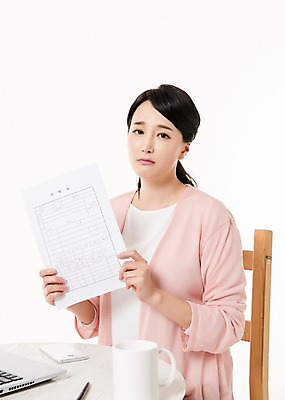 포토 JPG 스튜디오촬영 여자 종이 의자 탁자 실내 한명 들기 앉기 상반신 성인 앞모습 30대 노트북 스마트폰 한국인 주부 이력서 성인여자한명만 국내포토 1 뷰포인트 가구 모션 사람 동양인 내부 장년 전자제품 핸드폰 스마트기기 여자한명만 성인여자만 파일형식