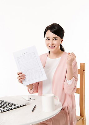 포토 JPG 스튜디오촬영 여자 종이 의자 탁자 실내 한명 미소 들기 앉기 상반신 성인 앞모습 30대 노트북 스마트폰 파이팅 한국인 주부 이력서 성인여자한명만 국내포토 1 뷰포인트 가구 모션 표정 사람 동양인 내부 장년 전자제품 핸드폰 스마트기기 여자한명만 성인여자만 파일형식