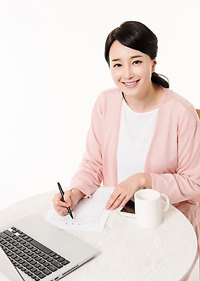 포토 JPG 스튜디오촬영 여자 탁자 실내 한명 미소 앉기 상반신 성인 앞모습 30대 노트북 스마트폰 하이앵글 한국인 머그컵 기록 주부 이력서 성인여자한명만 국내포토 1 뷰포인트 가구 모션 표정 사람 동양인 내부 컵 장년 전자제품 핸드폰 스마트기기 여자한명만 성인여자만 파일형식