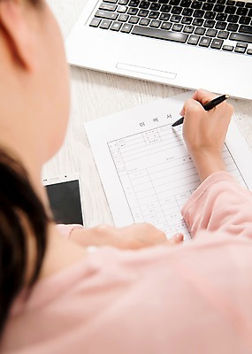 포토 JPG 스튜디오촬영 여자 탁자 실내 한명 앉기 상반신 성인 뒷모습 아웃포커스 30대 노트북 한국인 기록 주부 이력서 성인여자한명만 국내포토 1 뷰포인트 가구 모션 촬영기법 사람 동양인 내부 장년 전자제품 여자한명만 성인여자만 파일형식