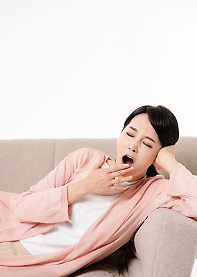 포토 JPG 스튜디오촬영 여자 실내 한명 앉기 상반신 성인 앞모습 30대 눕기 기댐 한국인 주부 하품 성인여자한명만 소파베드 국내포토 1 뷰포인트 모션 사람 동양인 내부 장년 소파 생리현상 여자한명만 성인여자만 파일형식