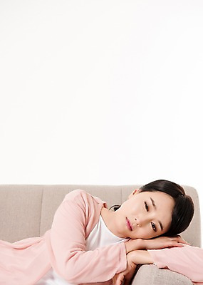 포토 JPG 스튜디오촬영 응시 여자 실내 한명 앉기 상반신 성인 앞모습 30대 눕기 기댐 한국인 주부 성인여자한명만 소파베드 국내포토 1 시선 뷰포인트 모션 사람 동양인 내부 장년 소파 여자한명만 성인여자만 파일형식