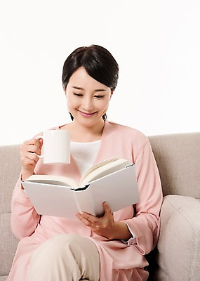 포토 JPG 스튜디오촬영 응시 여자 실내 한명 미소 들기 앉기 상반신 성인 앞모습 책 30대 소파 독서 한국인 머그컵 주부 성인여자한명만 국내포토 1 시선 뷰포인트 의자 모션 표정 사람 동양인 내부 컵 장년 여자한명만 성인여자만 파일형식