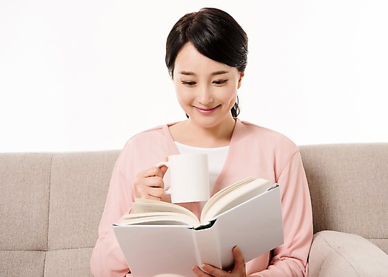 포토 JPG 스튜디오촬영 응시 여자 실내 한명 미소 들기 앉기 상반신 성인 앞모습 책 30대 소파 독서 한국인 머그컵 주부 성인여자한명만 국내포토 1 시선 뷰포인트 의자 모션 표정 사람 동양인 내부 컵 장년 여자한명만 성인여자만 파일형식 식기 가구 인종 여자만 성인만 생활용품 오브젝트