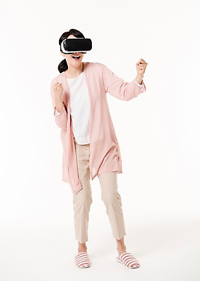 포토 JPG 스튜디오촬영 전신 여자 실내 한명 서기 미소 성인 앞모습 30대 주먹 한국인 체험 주부 증강현실 가상현실 성인여자한명만 오큘러스 VR기기 국내포토 1 뷰포인트 컨셉 모션 표정 사람 동양인 내부 장년 기계 여자한명만 성인여자만 파일형식