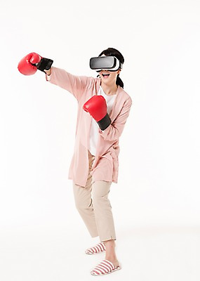 포토 JPG 스튜디오촬영 전신 여자 실내 한명 서기 미소 성인 앞모습 30대 권투 한국인 권투글러브 체험 주부 증강현실 가상현실 성인여자한명만 오큘러스 VR기기 국내포토 1 뷰포인트 컨셉 모션 표정 사람 동양인 내부 장년 기계 격투기 글러브 여자한명만 성인여자만 파일형식