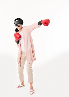 포토 JPG 스튜디오촬영 전신 여자 실내 한명 서기 미소 성인 앞모습 30대 권투 한국인 권투글러브 체험 주부 증강현실 가상현실 성인여자한명만 오큘러스 VR기기 국내포토 1 뷰포인트 컨셉 모션 표정 사람 동양인 내부 장년 기계 격투기 글러브 여자한명만 성인여자만 파일형식 스포츠용품 스포츠 장갑 인종 여자만 성인만 잡화 오브젝트
