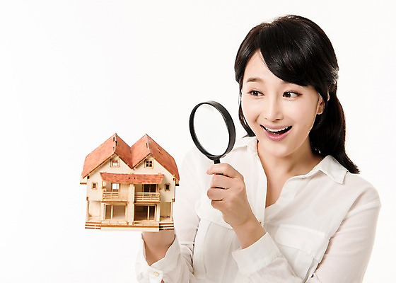 포토 JPG 스튜디오촬영 응시 여자 돋보기 부동산 주택 실내 한명 서기 미소 들기 상반신 성인 앞모습 30대 금융 모형 한국인 주부 성인여자한명만 국내포토 1 시선 뷰포인트 모션 표정 사람 동양인 내부 건물 장년 경제 재산 여자한명만 성인여자만 파일형식