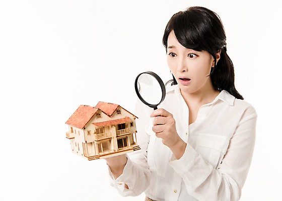 포토 JPG 스튜디오촬영 응시 여자 돋보기 부동산 주택 실내 한명 서기 들기 상반신 성인 앞모습 30대 금융 모형 놀람 한국인 주부 성인여자한명만 국내포토 1 시선 감정 뷰포인트 모션 표정 사람 동양인 내부 건물 장년 경제 재산 여자한명만 성인여자만 파일형식