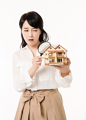 포토 JPG 스튜디오촬영 응시 여자 돋보기 부동산 주택 실내 한명 서기 들기 상반신 성인 앞모습 30대 금융 모형 한국인 주부 성인여자한명만 국내포토 1 시선 뷰포인트 모션 사람 동양인 내부 건물 장년 경제 재산 여자한명만 성인여자만 파일형식