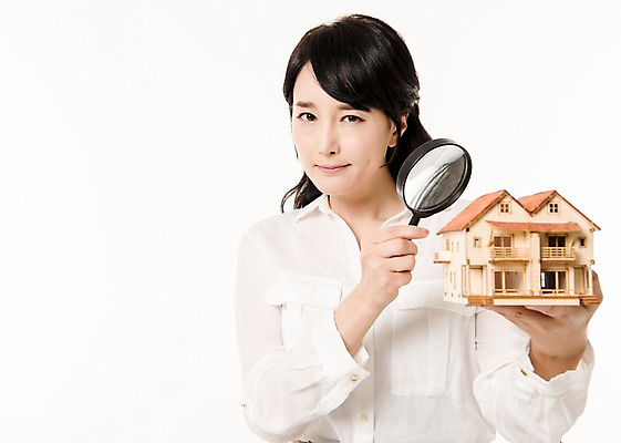 포토 JPG 스튜디오촬영 여자 돋보기 부동산 주택 실내 한명 서기 들기 상반신 성인 앞모습 30대 금융 모형 한국인 주부 성인여자한명만 국내포토 1 뷰포인트 모션 사람 동양인 내부 건물 장년 경제 재산 여자한명만 성인여자만 파일형식