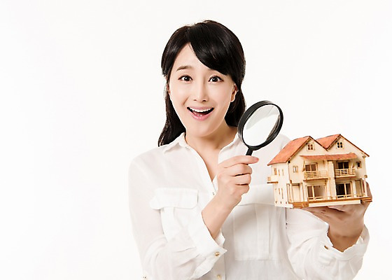 포토 JPG 스튜디오촬영 여자 돋보기 부동산 주택 실내 한명 서기 미소 들기 상반신 성인 앞모습 30대 금융 모형 한국인 주부 성인여자한명만 국내포토 1 뷰포인트 모션 표정 사람 동양인 내부 건물 장년 경제 재산 여자한명만 성인여자만 파일형식