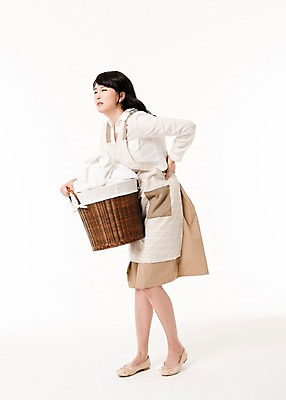 포토 JPG 스튜디오촬영 전신 응시 여자 가사 실내 한명 서기 들기 성인 옆모습 30대 앞치마 한국인 빨래 주부 불만 빨래바구니 힘듦 성인여자한명만 국내포토 1 시선 감정 뷰포인트 컨셉 모션 사람 동양인 내부 장년 바구니 여자한명만 성인여자만 파일형식 인종 여자만 성인만