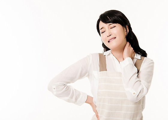 포토 JPG 스튜디오촬영 여자 허리손 가사 실내 한명 서기 상반신 성인 앞모습 30대 눈감음 한국인 찡그림 주부 근육통 성인여자한명만 국내포토 1 뷰포인트 포즈 모션 표정 사람 동양인 내부 장년 고통 여자한명만 성인여자만 파일형식