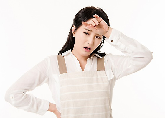 포토 JPG 스튜디오촬영 응시 여자 가사 실내 한명 서기 상반신 성인 앞모습 30대 앞치마 한국인 주부 땀 닦기 힘듦 성인여자한명만 국내포토 1 시선 뷰포인트 컨셉 모션 사람 동양인 내부 장년 여자한명만 성인여자만 파일형식