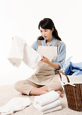 포토 JPG 스튜디오촬영 전신 응시 여자 가사 실내 한명 앉기 성인 앞모습 30대 앞치마 한국인 빨래 주부 불만 빨래개기 빨래바구니 성인여자한명만 국내포토 1 시선 감정 뷰포인트 모션 사람 동양인 내부 장년 바구니 여자한명만 성인여자만 파일형식