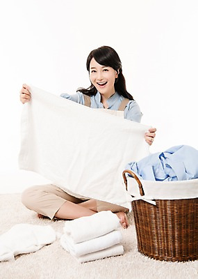 포토 JPG 스튜디오촬영 전신 여자 가사 실내 한명 들기 앉기 성인 앞모습 30대 수건 앞치마 한국인 빨래 주부 빨래개기 빨래바구니 성인여자한명만 국내포토 1 뷰포인트 모션 사람 동양인 내부 장년 위생용품 바구니 여자한명만 성인여자만 파일형식