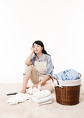 포토 JPG 스튜디오촬영 전신 응시 여자 가사 실내 한명 앉기 성인 앞모습 30대 앞치마 턱괴기 한국인 한숨 빨래 주부 빨래개기 빨래바구니 빨랫감 성인여자한명만 국내포토 1 시선 뷰포인트 모션 사람 동양인 내부 장년 바구니 여자한명만 성인여자만 파일형식