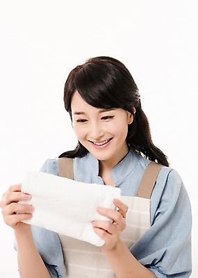 포토 JPG 스튜디오촬영 여자 가사 실내 한명 미소 들기 앉기 상반신 성인 앞모습 30대 수건 앞치마 한국인 빨래 주부 빨랫감 성인여자한명만 국내포토 1 뷰포인트 모션 표정 사람 동양인 내부 장년 위생용품 여자한명만 성인여자만 파일형식