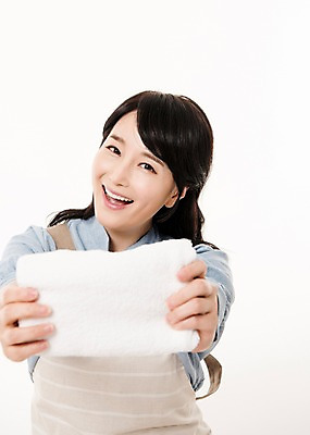 포토 JPG 스튜디오촬영 여자 가사 실내 한명 미소 들기 앉기 상반신 성인 앞모습 30대 수건 앞치마 한국인 빨래 주부 빨랫감 성인여자한명만 국내포토 1 뷰포인트 모션 표정 사람 동양인 내부 장년 위생용품 여자한명만 성인여자만 파일형식 생활용품 인종 여자만 성인만 오브젝트