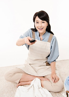 포토 JPG 스튜디오촬영 전신 여자 가사 실내 한명 앉기 성인 앞모습 30대 하이앵글 앞치마 한국인 빨래 리모컨 주부 티비시청 빨래바구니 성인여자한명만 국내포토 1 뷰포인트 모션 사람 동양인 내부 장년 바구니 시청_보고들음 여자한명만 성인여자만 파일형식