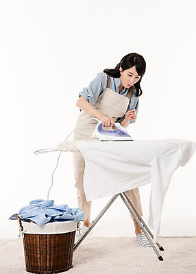 포토 JPG 스튜디오촬영 전신 응시 여자 셔츠 가사 실내 한명 서기 성인 앞모습 30대 앞치마 한국인 주부 다리미 다림질 다리미판 성인여자한명만 국내포토 1 시선 뷰포인트 상의 모션 사람 동양인 내부 장년 가전제품 여자한명만 성인여자만 파일형식