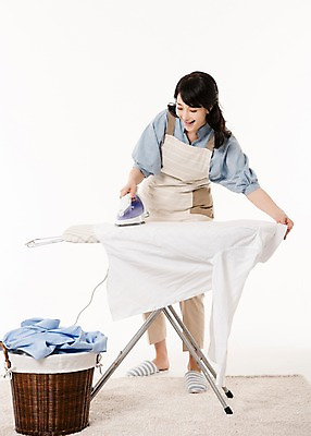 포토 JPG 스튜디오촬영 전신 응시 여자 셔츠 가사 실내 한명 서기 미소 성인 앞모습 30대 앞치마 한국인 주부 다리미 다림질 다리미판 성인여자한명만 국내포토 1 시선 뷰포인트 상의 모션 표정 사람 동양인 내부 장년 가전제품 여자한명만 성인여자만 파일형식