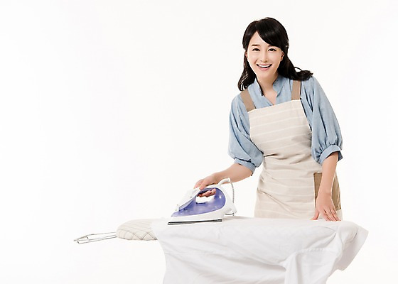 포토 JPG 스튜디오촬영 여자 셔츠 가사 실내 한명 서기 미소 상반신 성인 앞모습 30대 앞치마 한국인 주부 다리미 다림질 다리미판 성인여자한명만 국내포토 1 뷰포인트 상의 모션 표정 사람 동양인 내부 장년 가전제품 여자한명만 성인여자만 파일형식