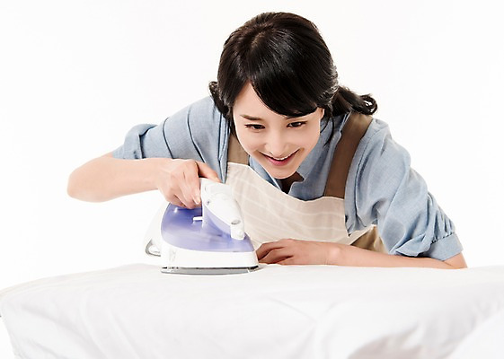 포토 JPG 스튜디오촬영 응시 여자 셔츠 가사 실내 한명 서기 미소 상반신 성인 앞모습 30대 앞치마 한국인 주부 다리미 다림질 다리미판 성인여자한명만 국내포토 1 시선 뷰포인트 상의 모션 표정 사람 동양인 내부 장년 가전제품 여자한명만 성인여자만 파일형식