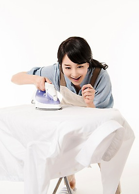 포토 JPG 스튜디오촬영 응시 여자 셔츠 가사 실내 한명 서기 미소 상반신 성인 앞모습 30대 앞치마 한국인 주부 다리미 다림질 다리미판 성인여자한명만 국내포토 1 시선 뷰포인트 상의 모션 표정 사람 동양인 내부 장년 가전제품 여자한명만 성인여자만 파일형식